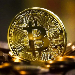 Золотая монета Биткоин сувенирная для привлечения денег